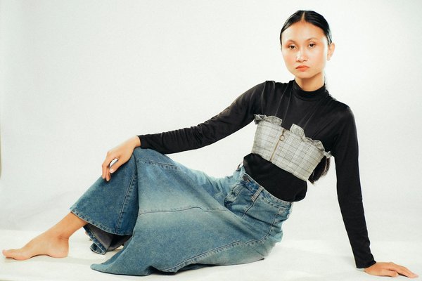 Comment assortir des baskets colorées avec des tenues sobres pour une touche d'originalité ?