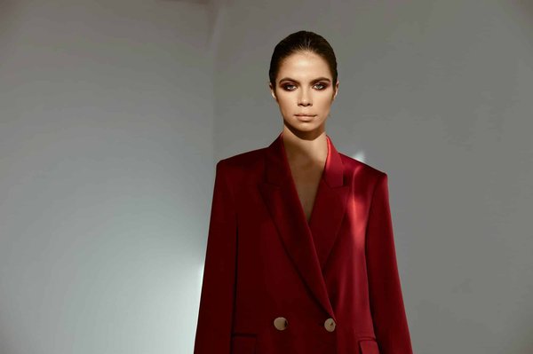 Quels conseils pour porter des robes asymétriques pour un effet chic sans déséquilibre ?